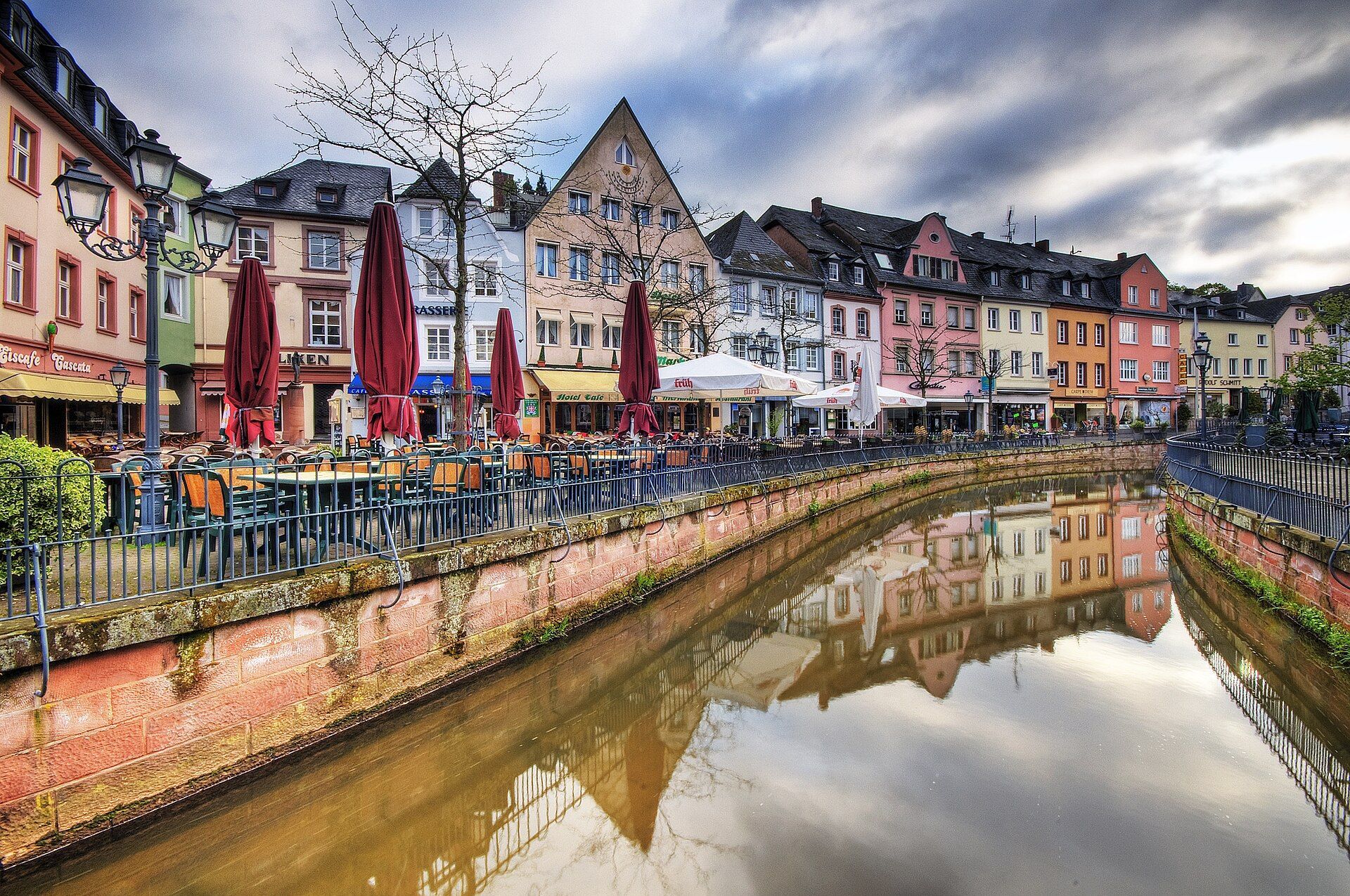 Bunte Häuserzeile am Leukbach in der Saarburger Altstadt