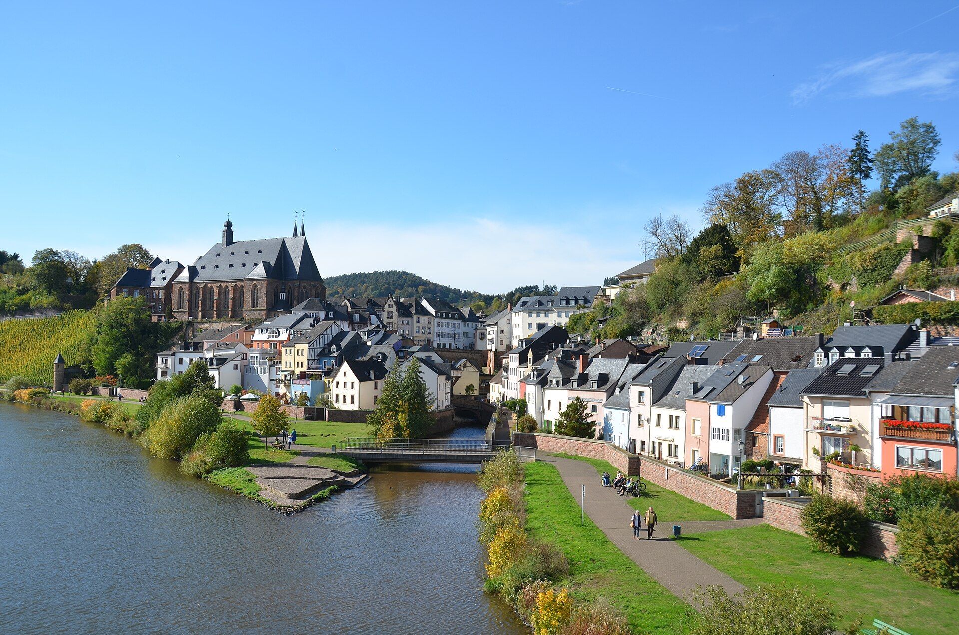 Saarufer mit Altstadt, Kirche und Burg an einem sonnigen Oktobertag